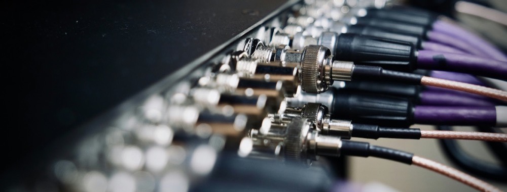 Professional audio patch bay with balanced connectors